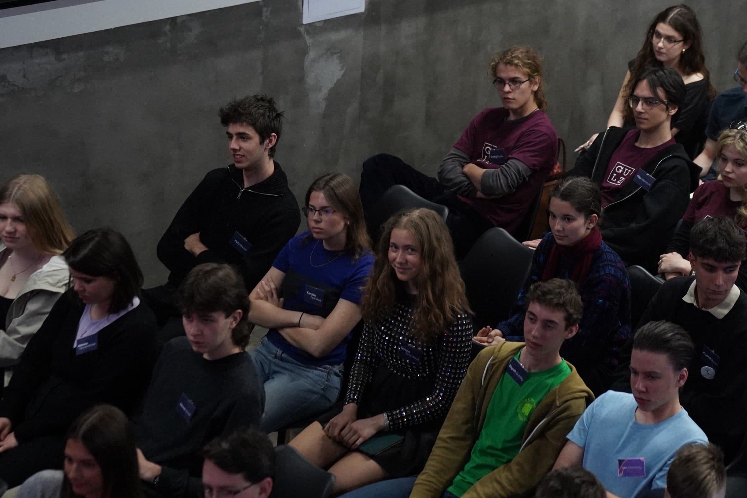 Sál plný studentů na KSS 2026 — 60+ účastníků z 19 pražských škol