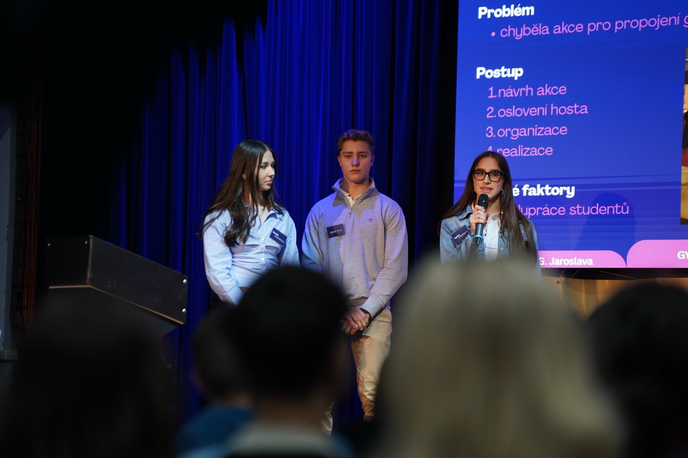 Studenti prezentují svůj projekt na pódiu