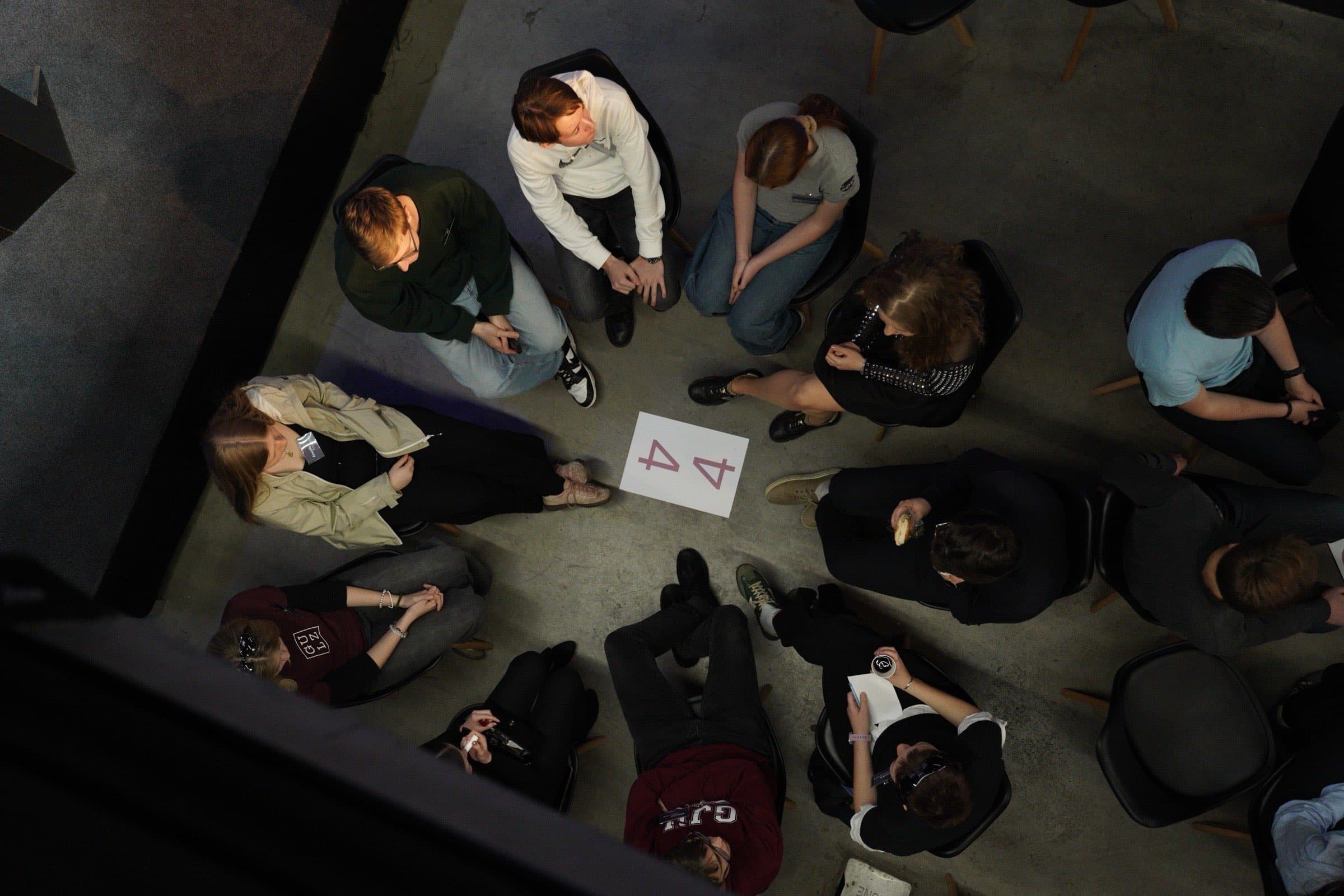 Diskuzní laboratoř na KSS 2026 — studenti v kruhu